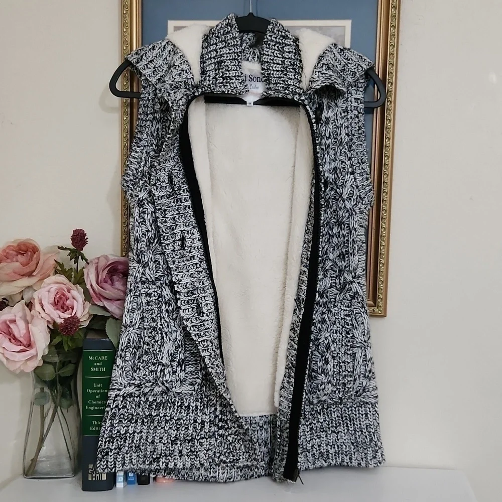 Cavalini Sweater Vest hoodie Super Cozy Zipper and button closure size M Winter